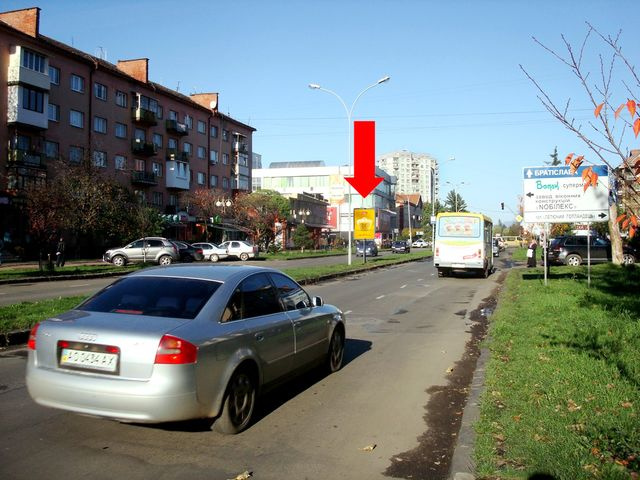 Сітілайт 1.2x1.8,  Свободы пр. - ул. Капушанская (ул. Победы), разделитель, супермаркет "Фокстрот"