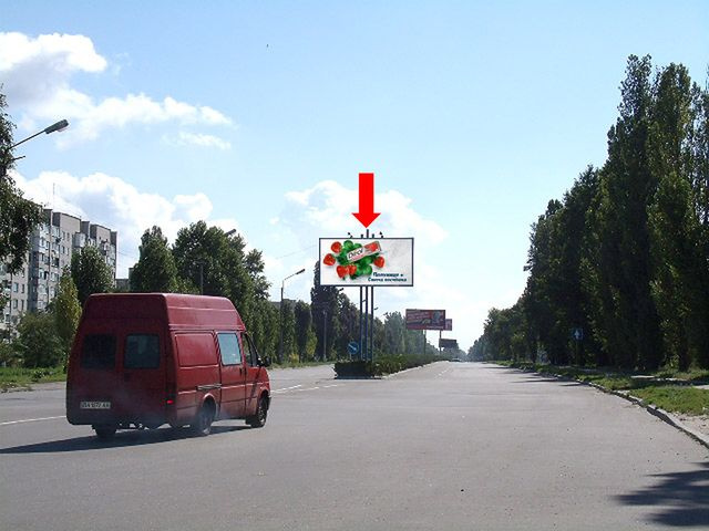 Щит 6x3,  Б. Набережная ул. (бывш. 50-летия СССР ул.), возле АЗС, разделитель, из центра