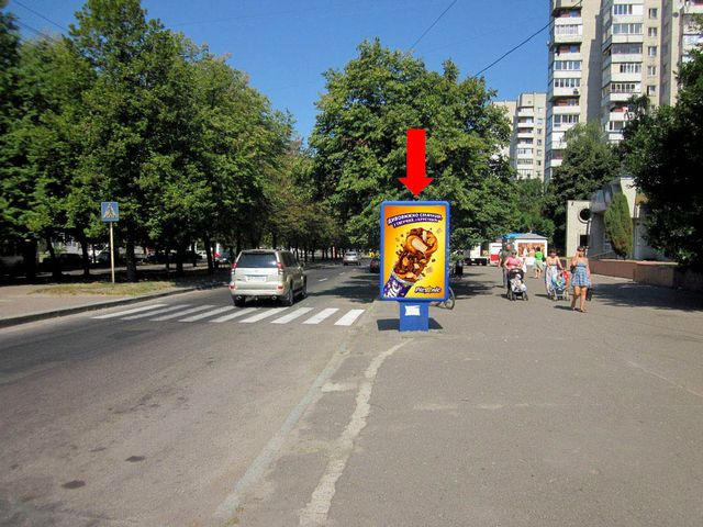 Сітілайт 1.2x1.8,  Шевченко бул. / 700-летия Черкасс пл., возле ресторана "Папа Карло", в центр