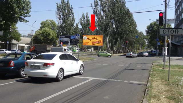 Призма 6x3,  Центральный пр. (бывш. Ленина пр.) / М. Морская ул., бульвар, в сторону ТРЦ "City Center"