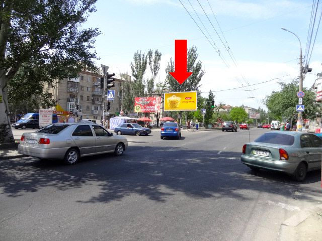 Призма 6x3,  Центральный пр. (бывш. Ленина пр.) / Рюмина ул., разделитель, возле Центрального рынка, супермаркета "Фокстрот", из центра