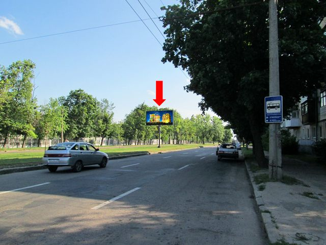 Щит 6x3, Хмельницкого бул., 10, разделитель, в сторону пр. Александровский Щит 6x3, Хмельницкого бул., 10, разделитель, в сторону пр. Александровский