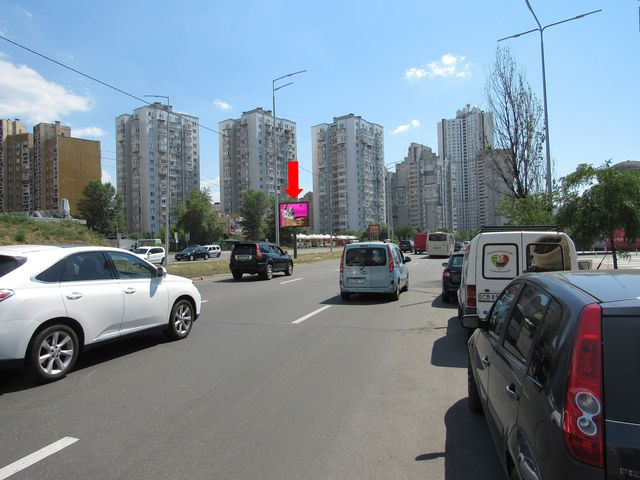Цифрова панель 3.14x2.3,  Днепровская набережная ул., 49 - ул. Ахматовой, раделитель, возле ТРЦ "River Mall", светофор, в сторону пр. Бажана, (ролик 10 сек, 1 выход/1,5 минуты)