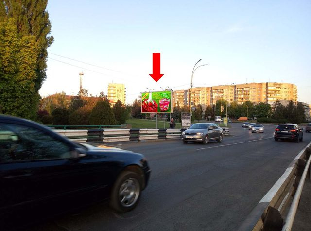 Призма 6x3,  Хмельницкого пл. / Киевская набережная, выезд с моста на площадь