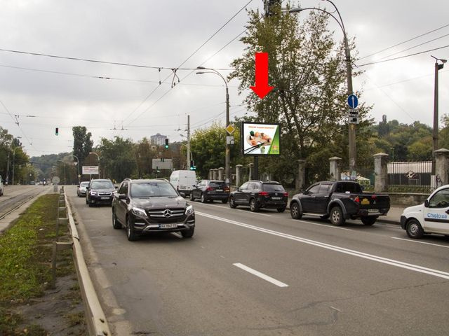 Скролл 3.14x2.3,  Кирилловская ул. (бывш. Фрунзе ул.) / Подольский спуск, на светофоре, в центр