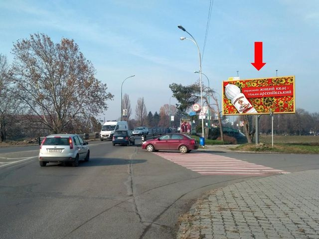 Призма 6x3,  Хмельницкого пл. / Киевская набережная, перед мостом