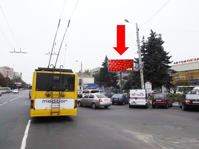 Щит 6x3,  Киевская ул. / Независимости пр. (бывш. ул. Ватутина), возле автовокзала, на светофоре, в центр