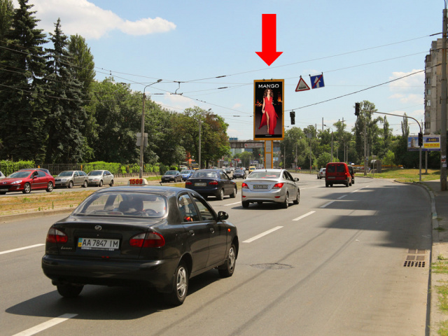 Цифрова панель 3x6,  Автозаводська вул., 7, в центр, на світлофорі, роздільник