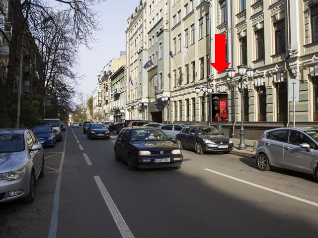 Сітілайт 1.2x1.8,  Ярославов Вал ул., 22, возле входа в отель "Radisson", в сторону Львовской пл.