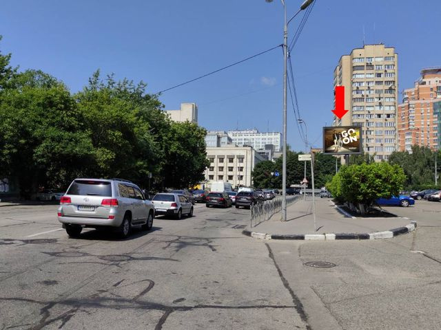 Цифрова панель 3.14x2.3,  Старонаводницкая ул., 1/45 - ул. Алмазова (бывш. ул. Кутузова), на светофоре, в центр, (ролик 10 сек, 1 выход/1,5 минуты)