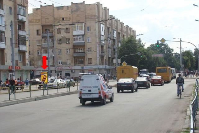 Сітілайт 1.2x1.8,  Киевская ул., 98 / ул. Восточная, напротив ТЦ "Ярмарок", супермаркета "Эльдорадо", на светофоре