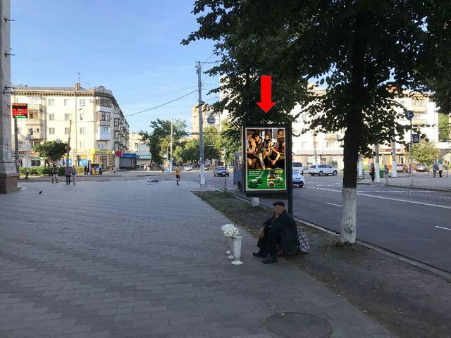 Сітілайт 1.2x1.8,  Киевская ул., 37 / Небесной сотни ул. (бывш. ул. Московская), возле ЦУМа, магазина "Плато", "Ватсонс"