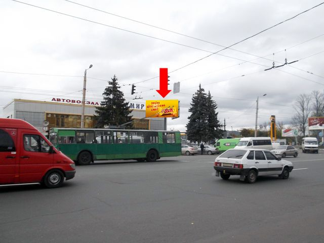 Щит 6x3,  Киевская ул. / Независимости пр. (бывш. ул. Ватутина), возле автовокзала, на светофоре, из центра