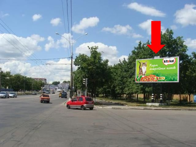 Призма 6x3,  Харьковская ул., 1 / Сирко ул. (бывш. Коротченко ул.), возле ТРЦ "Мануфактура", супермаркетов "Сильпо", "Comfy", в центр