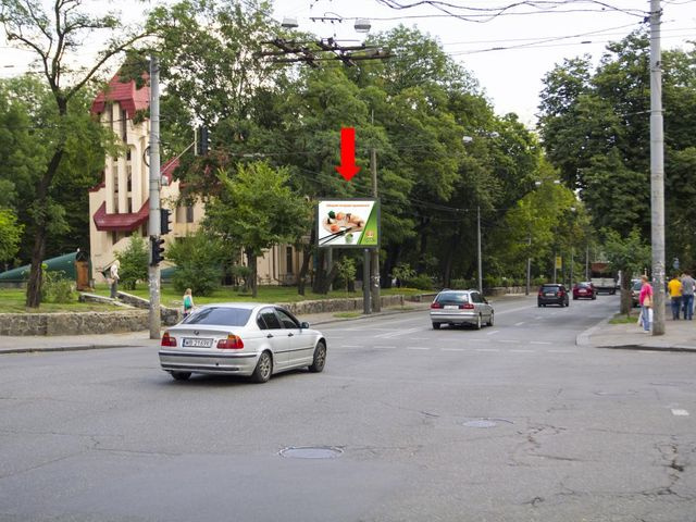 Скролл 3.14x2.3,  Ильенко ул. (бывш. Мельникова ул.), 20 - ул. Древлянская, на светофоре, в центр