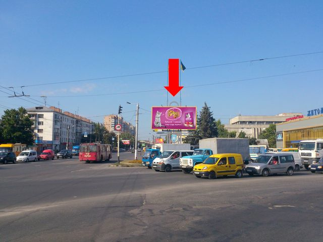 Призма 6x3,  Киевская ул. / Независимости пр. (бывш. ул. Ватутина), возле автовокзала, на светофоре, в центр