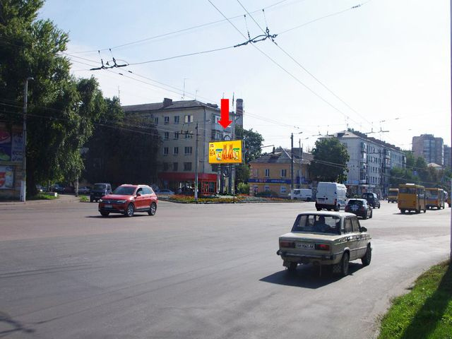 Призма 6x3,  Киевская ул. /Петлюры ул. (бывш. ул. Бородия), возле автовокзала, на светофоре, в центр
