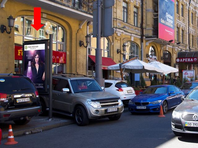 Сітілайт 1.2x1.8,  Бесарабская пл. / ул. Бассейная, возле арт центра Пинчука, ресторана "Чашка"