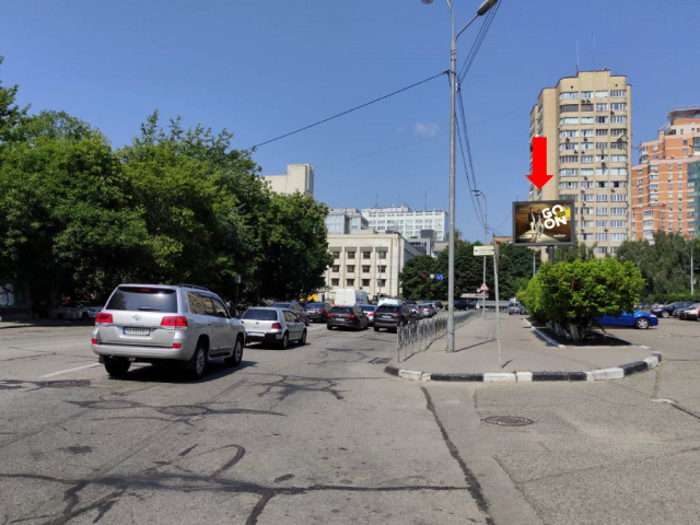 Цифрова панель 3.14x2.3,  Старонаводницька вул., 1/45 / вул. Алмазова (колиш. вул. Кутузова), на світлофорі, в центр, (ролик 10 сек, 1 вихід/1,5 хвилини)