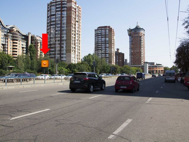 Беклайт 3.14x2.3,  Украинки бул., 21, в сторону бул. Дружбы Народов, из центра