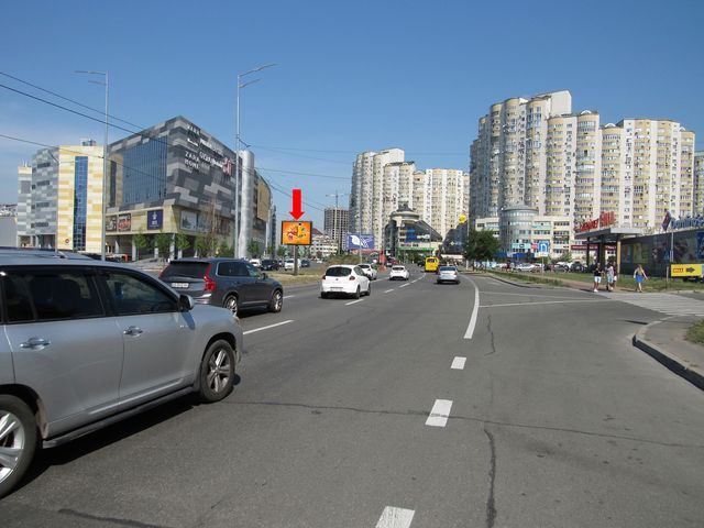 Цифрова панель 3.14x2.3,  Днепровская набережная ул., 49 - ул. Ахматовой, раделитель, возле ТРЦ "River Mall", светофор, в сторону моста Патона, (ролик 10 сек, 1 выход/1,5 минуты)