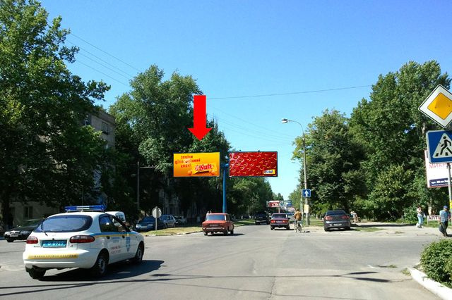 Щит 6x3,  Университетская ул. (бывш. 40-летия Октября ул.), 120 / 28-ой Армии ул., разделитель, в центр, левый
