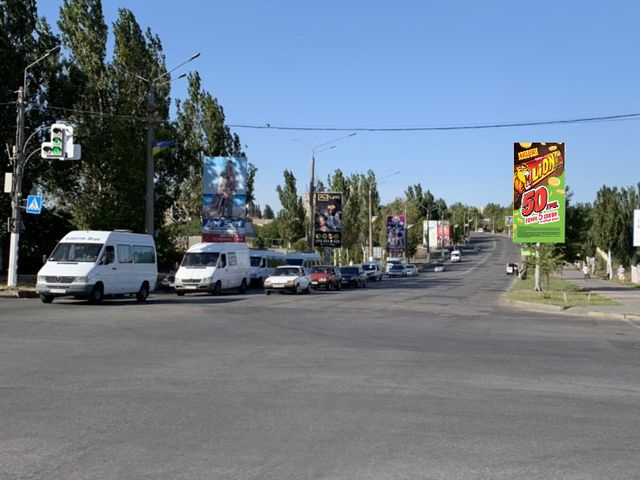 Щит 3x6, 50-летия Победы пр. - ул. Сагайдачного (бывш. ул. Фрунзе), на светофоре, из центра Щит 3x6, 50-летия Победы пр. - ул. Сагайдачного (бывш. ул. Фрунзе), на светофоре, из центра