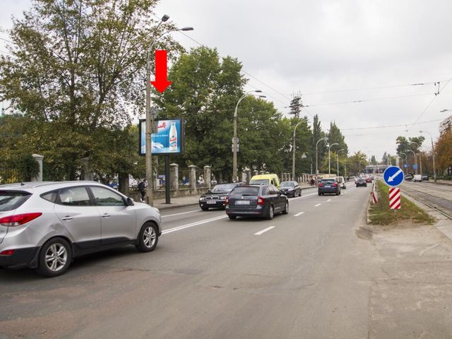 Беклайт 3.14x2.3,  Кирилловская ул. (бывш. Фрунзе ул.) / Подольский спуск, на светофоре, из центра