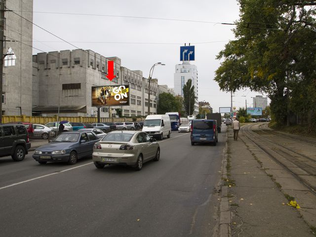 Щит 6x3,  Дегтяревская ул. 51, на светофоре, в сторону пр. Победы