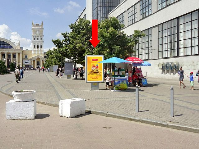 Сітілайт 1.2x1.8,  Привокзальная пл., ближний к Котляра ул. (бывш. Красноармейская ул.), кафе "FreshLife"