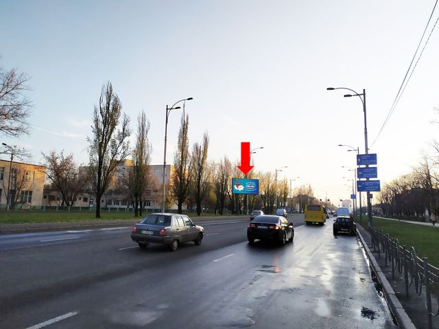 Призма 6x3,  Гагарина пр. 22, на разделителе, в сторону пл. Дарницкой (бывш. Ленингардская пл.)