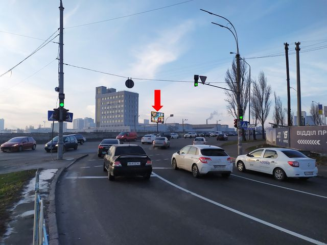 Призма 6x3,  Броварской пр. - пр. Освободителей, на светофоре, в сторону пр. Броварского