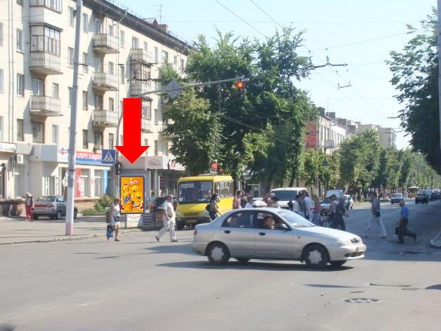 Сітілайт 1.2x1.8,  Киевская ул., 39 / Небесной сотни ул. (бывш. ул. Московская), возле ЦУМа, магазина "Плато", на светофоре